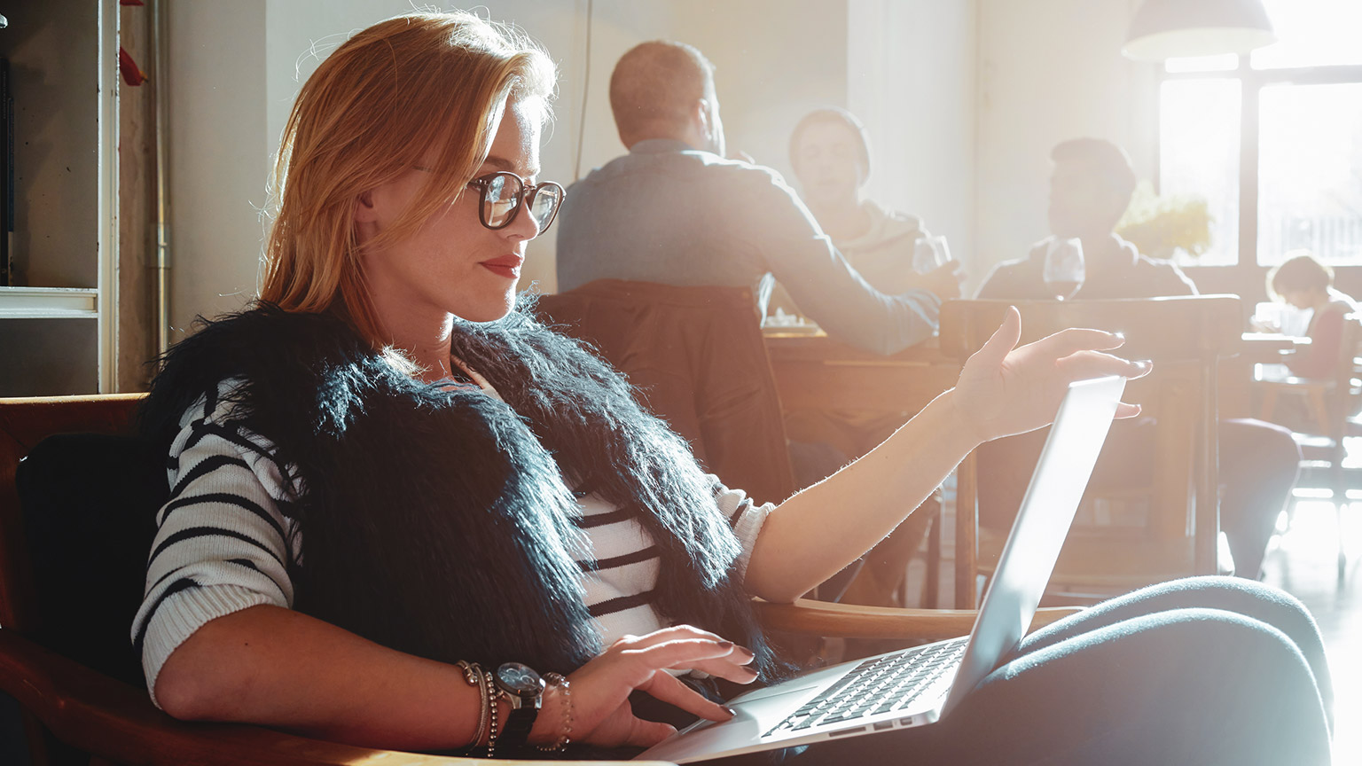 A student in a cafe consulting online reference materials