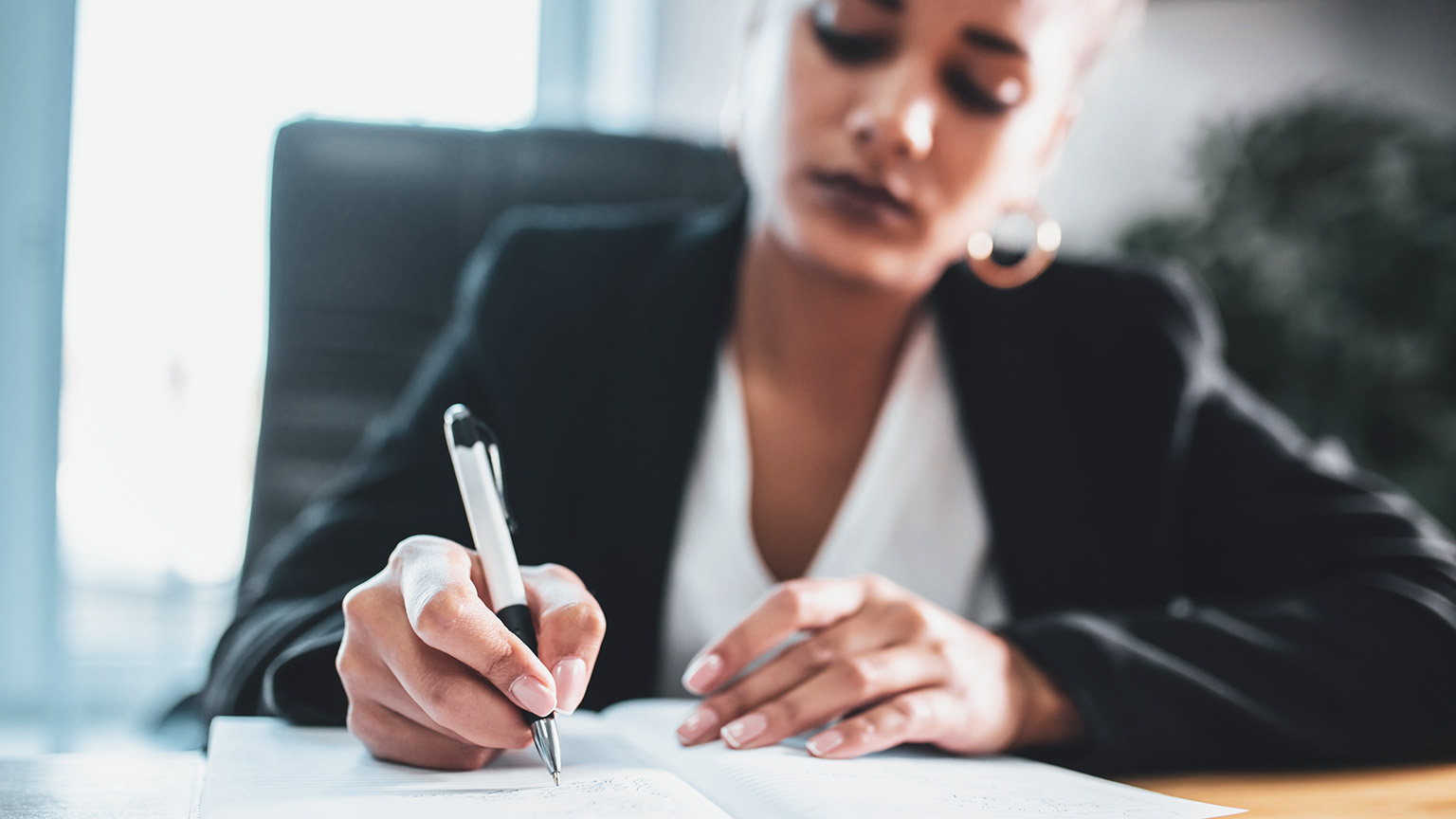 A manager writing a note before a meeting with a colleague