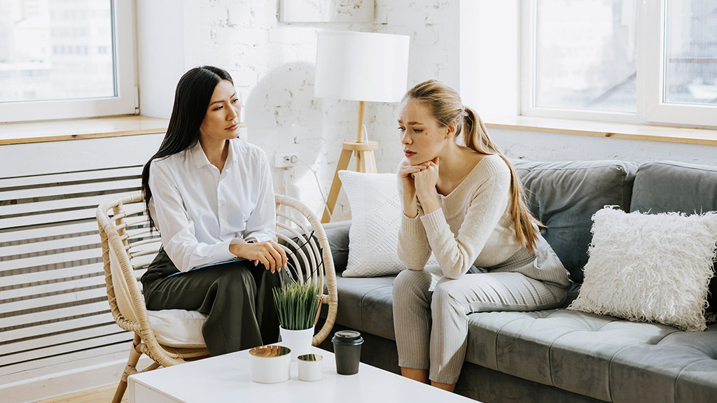 psychologist conducts a session for a patient of a young woman