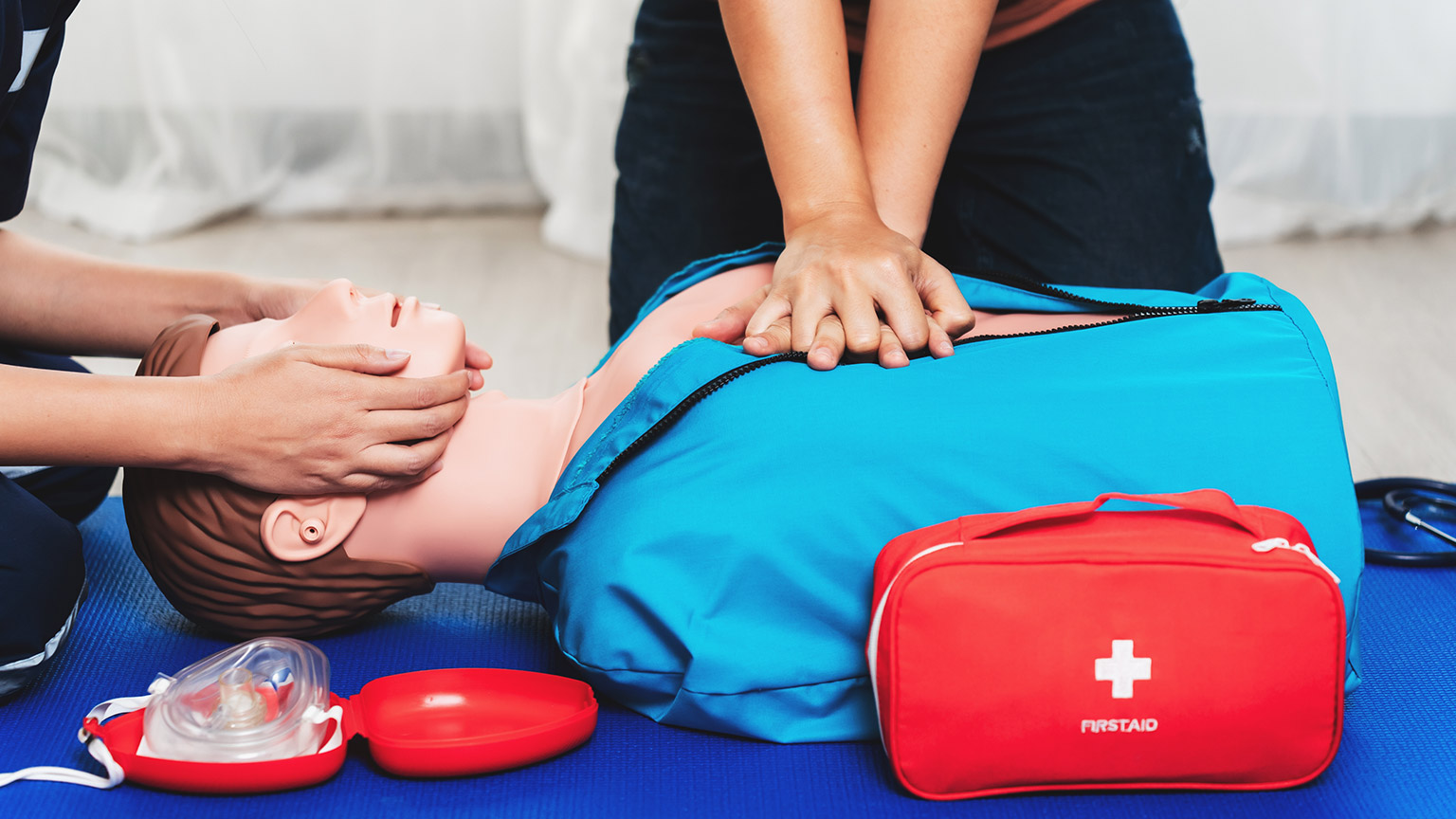 2 people doing first aid training