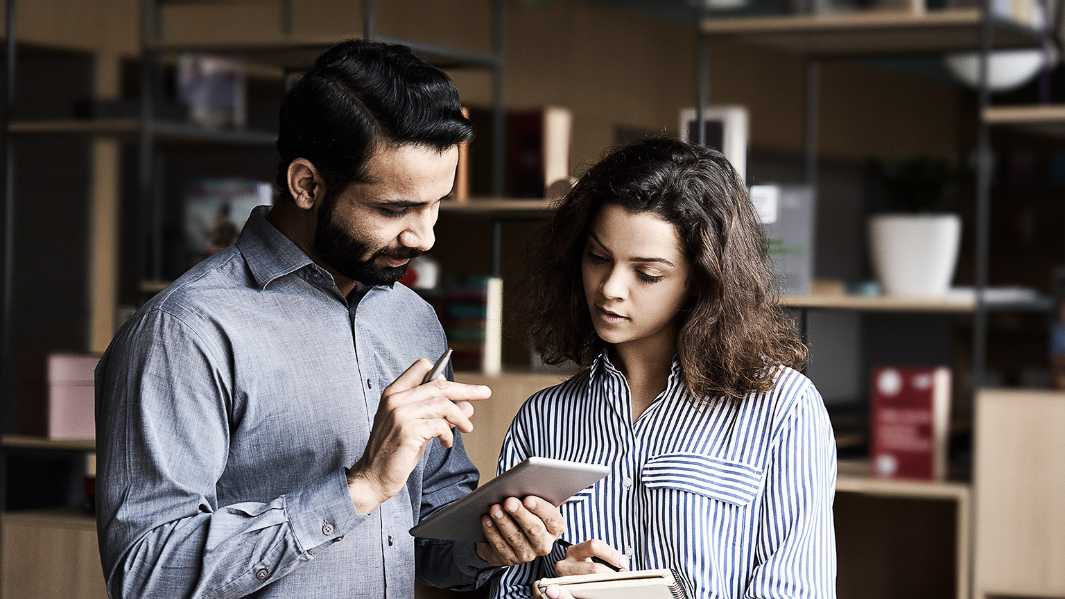 An employer discussing roles and responsibilities to a student intern