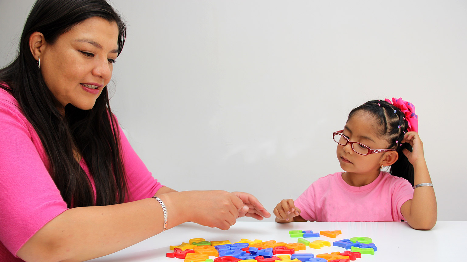 4-year-old Latina girl takes child therapy with the psychotherapist through games to treat her atuism and reflects emotions to learn about her cognitive abilities