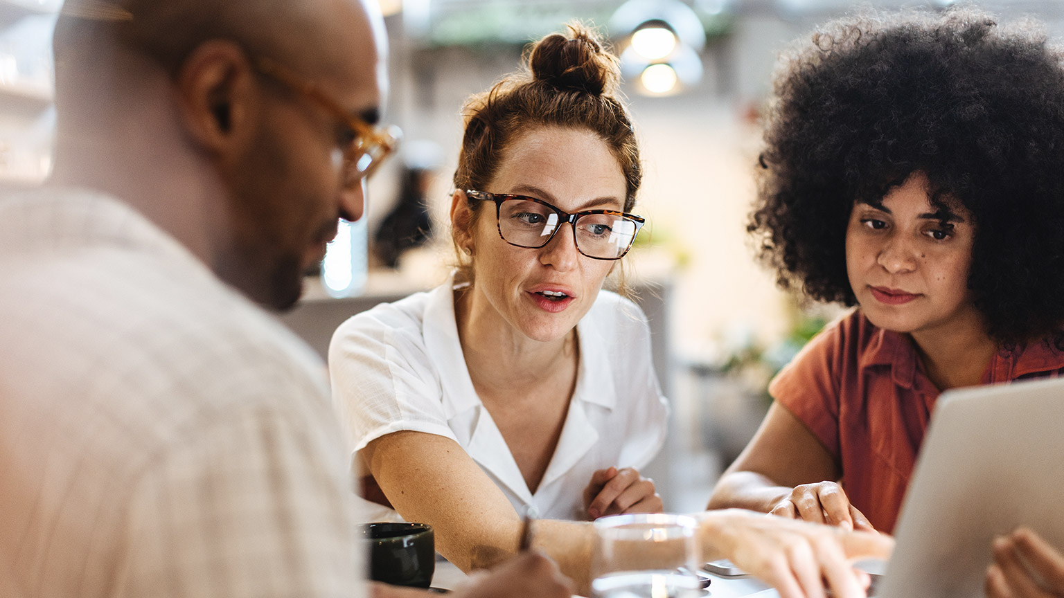 Business women having a work lunch in a café, exchanging ideas