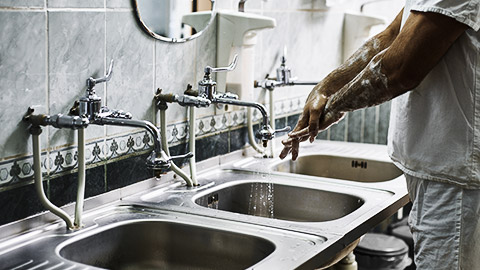 A medicla profesisonal washing their hands