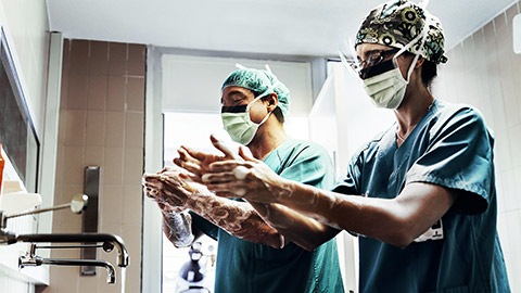 A couple of doctors washing their hands thouroughly