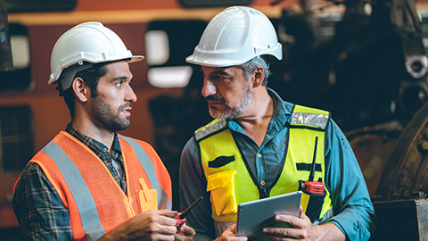 2 people discussing safety on a work site