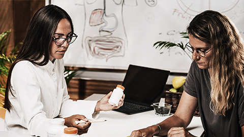 A nutritionist talking to a client