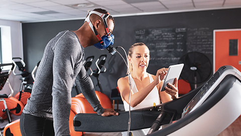 An athlete doing a performance analysis with a trainer