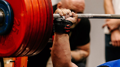 A person powerlifting