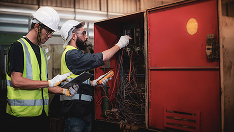 2 electricians working safely on a site