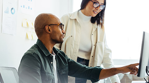 2 colleagues discussing a project