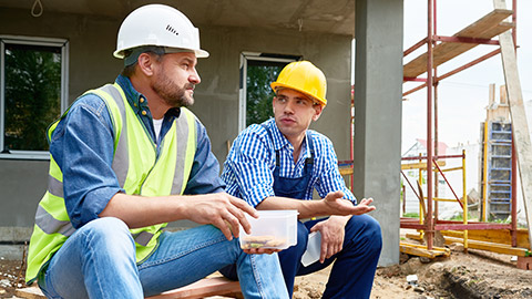 2 coworkers on a building site