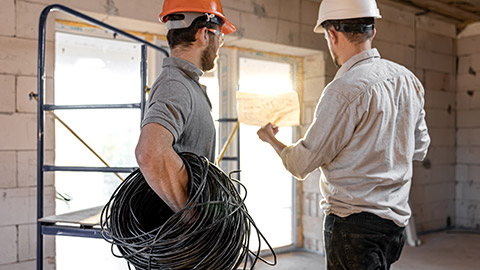 2 workers discussing a job