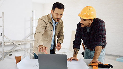 Site worker and owner talking on discussion