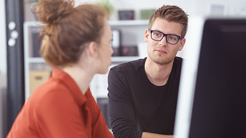 2 colleagues talking in a modern office