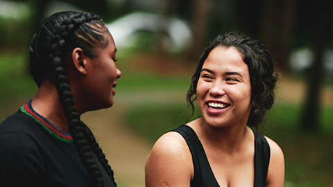 2 friends talking in a relaxed outdoor environment