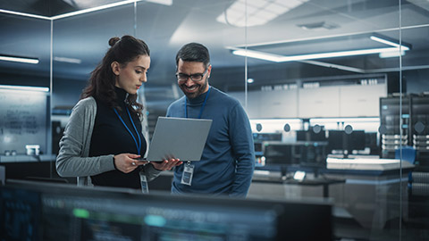 2 IT workers talking in an office