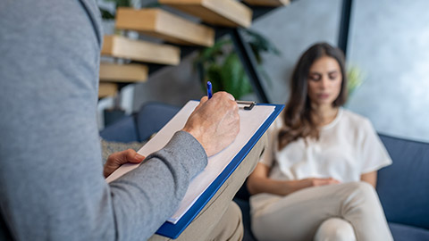 A woman talking to therapist about family issues