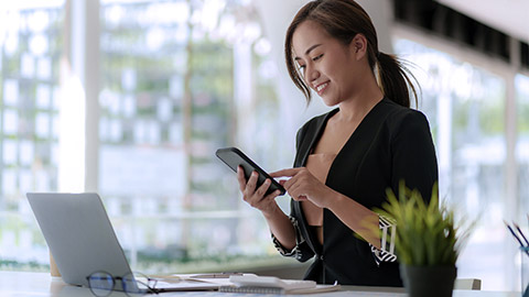 woman using online banking