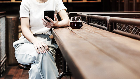 A person texting in a cafe