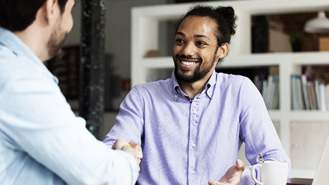 Two people agreeing after negotiating a conflict