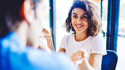 2 people communicating in a meeting