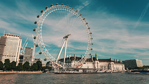 london eye on a sunny day