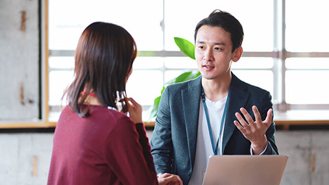 2 colleagues talking in an office environment